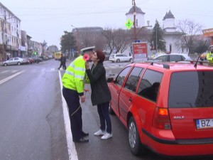 DE 8 MARTIE, FLORI PENTRU ŞOFERIŢE. DOAMNELE DIN TRAFIC, FELICITATE DE POLIŢIŞTI