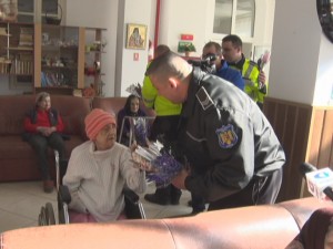 POLIŢIŞTII LOCALI, SURPRIZE PENTRU BUZOIENCE. AU FOST „SANCŢIONATE” CU FLORI ŞI MĂRŢIŞOARE