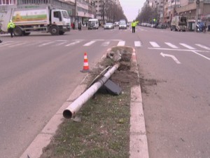 ACCIDENT SPECTACULOS PE UNIRII. UN ŞOFER A PUS LA PĂMÂNT UN SEMAFOR