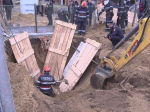 MINOR ÎNGROPAT DE VIU SUB UN MAL DE PĂMÂNT. POMPIERII L-AU SCOS DUPĂ 3 ORE