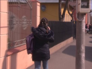 TÂLHĂRIE ASUPRA UNEI COPILE DE 13 ANI. I-AU FURAT TELEFONUL, PENTRU BĂUTURĂ