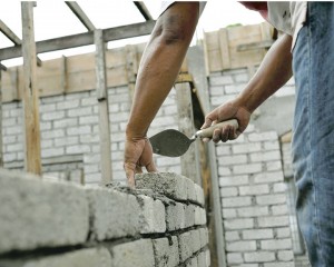 SITUAŢIE CRITICĂ ÎN CONSTRUCŢII. NU SE MAI GĂSESC OAMENI DISPUŞI SĂ MUNCEASCĂ