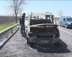O DUBĂ S-A FĂCUT SCRUM, LA POŞTA CÎLNĂU. AUTOUTILITARA A ARS COMPLET, ÎN CIUDA INTERVENŢIEI POMPIERILOR