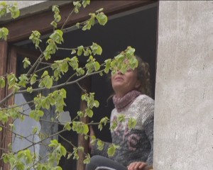 SCANDAL ÎN MICRO 14. O FEMEIE A AMENINŢAT CĂ SE ARUNCĂ DE LA ETAJ