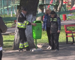 AU APĂRUT PRIMELE COŞURI PENTRU PROPRIETARII DE CÂINI. VOR FI AMPLASATE ÎN TOATE PARCURILE