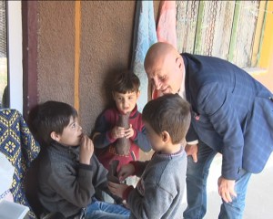 „IEPURAŞUL” A SOSIT ÎN FAMILIA COPIILOR SIRIENI. VIZITĂ A PREŞEDINTELUI CONSILIULUI JUDEŢEAN