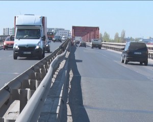 SOLICITARE DE URGENŢĂ PENTRU PODUL MĂRĂCINENI. PROBLEMĂ ÎN PLUS: PRAGUL DIN ALBIE ESTE ERODAT