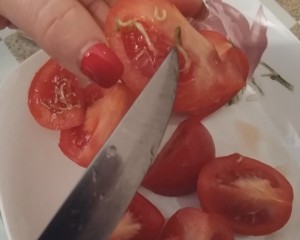 ROŞII TOXICE, CUMPĂRATE DIN SUPERMARKET. SEMINŢELE SE DEZVOLTĂ ÎN INTERIOR