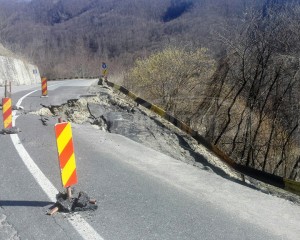SE URGENTEAZĂ INTERVENŢIA. SURPAREA DRUMULUI LA SIRIU, O PROBLEMĂ MAJORĂ