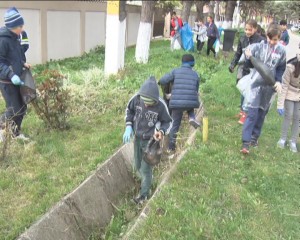 VERNEŞTENII, ECOLOGIŞTI DE MICI. ELEVII DIN COMUNĂ AU IEŞIT LA CURĂŢENIA DE PAŞTI