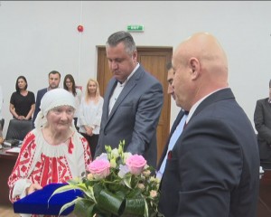 ADELA PETRE, CETĂŢEAN DE ONOARE AL JUDEŢULUI. CREATOAREA POPULARĂ A ÎMPLINIT 88 DE ANI