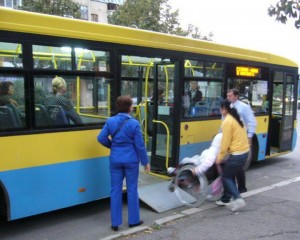 PRIMĂRIA CAUTĂ SOLUŢII PENTRU PERSOANELE CU HANDICAP ŞI ÎNSOŢITORI