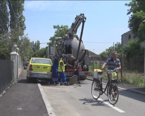 SE CURĂŢĂ CANALIZĂRILE. INTERVENŢII PE STRĂZILE RECENT ASFALTATE