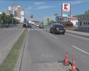 STRADA FRĂSINET, UN REAL PERICOL. S-AU FORMAT CRATERE ÎN ASFALT