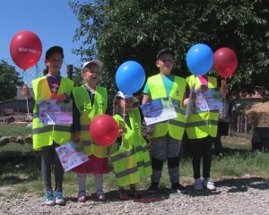GEST IMPRESIONANT AL UNOR COPII. ÎNTÂMPINĂ POLIŢIŞTII INTONÂND IMNUL