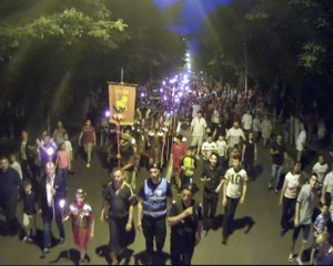 MII DE BUZOIENI AU ASISTAT LA "PARADA CU TORŢE". BUZAUFEST A ANIMAT ŞI STRĂZILE ORAŞULUI