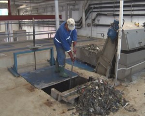 TONE DE DEŞEURI DIN CANALIZĂRI, DUPĂ PLOI ABUNDENTE, LA STAŢIA DE EPURARE