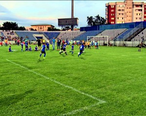 FOTBAL JUVENIL, ÎN NOCTURNĂ. SUTE DE COPII AU BĂTUT MINGEA PE GLORIA