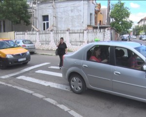 INTERSECŢIE ILEGALĂ. TRECERI DE PIETONI PERICULOASE
