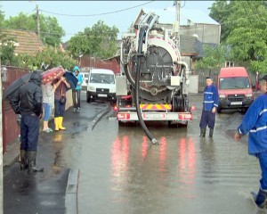 ASFALT NOU, PROBLEME VECHI. INUNDAŢII PE VIILOR, DUPĂ PLOAIA DE ASEARĂ