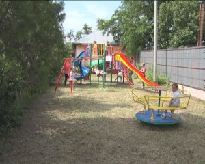 CADOURI PENTRU GRĂDINIŢE. DOUĂ NOI LOCURI DE JOACĂ AU FOST DĂRUITE PRICHINDEILOR