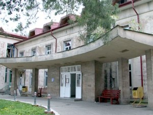 SE ÎNCEPE DEMOLAREA FOSTEI MATERNITĂŢI. DEZBATERE PUBLICĂ PENTRU DESTINAŢIA TERENULUI