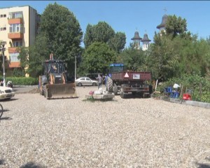 PARCĂRI ÎN LUCRU. SE ASFALTEAZĂ PARCĂRILE AMENAJATE ÎN CARTIERUL OBOR