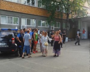 SCANDAL MONSTRU LA SPITALUL JUDEŢEAN. ZECI DE ROMI AU SĂRIT SĂ ÎI BATĂ PE MEDICI