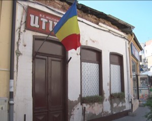 CLĂDIRE PERICULOASĂ. O CASĂ DE PE CUZA VODĂ STA SĂ SE PRĂBUŞEASCĂ