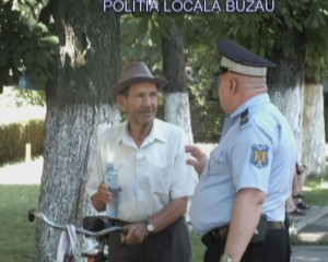 CANICULA PUNE STĂPÂNIRE PESTE BUZĂU. POLIŢIŞTII LOCALI ÎMPART APĂ PE STRADĂ