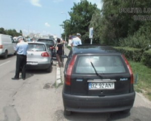 PARCĂRI PE TRECERILE DE PIETONI. SUTE DE ŞOFERI AU FOST AMENDAŢI