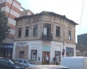 RUINE CITADINE. MULTE CLĂDIRI DIN BUZĂU STAU SĂ CADĂ PESTE TRECĂTORI