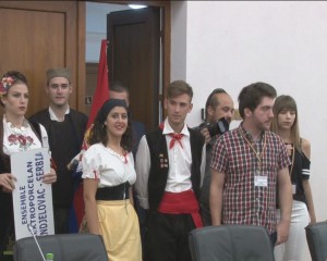 DANSATORI DIN OPT ŢĂRI, PRIMIŢI LA CONSILIUL JUDEŢEAN. DEBUT AL FESTIVALULUI INTERNAŢIONAL "PLAIURILE MIORIŢEI"