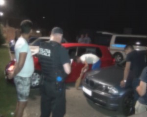 POLIŢIŞTII LOCALI, SPAIMA TINERILOR. LE CER SĂ CUREŢE ACOLO UNDE FAC MIZERIE
