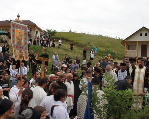 CEREMONIE EMOŢIONANTĂ ÎN SATUL DACIC. BUCIUMUL A SUNAT PENTRU PRIMA ÎNMORMÂNTARE