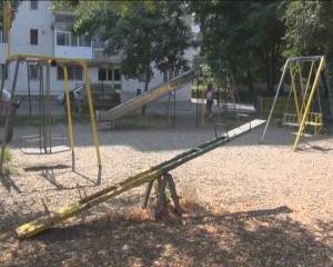 JOACA... MAI TÂRZIU. LOCURILE DE JOACĂ NOI SUNT ÎN ÎNTÂRZIERE