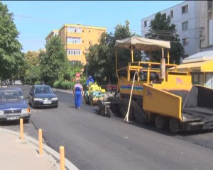 ASFALT PE CIUCURETE. URMEAZĂ CIOCHINESCU. LUCRĂRILE DE PE CELE DOUĂ STRĂZI ÎNAINTEAZĂ RAPID