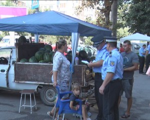 VÂNZĂTORII DE PEPENI, LA CONTROL. POLIŢIŞTII LOCALI AU DAT AVERTISMENTE