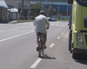 NUMAI CICLIST SĂ NU FII, LA BUZĂU. SINGURA PISTĂ DIN ORAŞ E MEREU BLOCATĂ DE MAŞINI