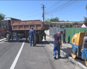 ULTIMA ETAPĂ PE ALEEA PLOPILOR. DOUĂ MII DE METRI PATRAŢI DE ASFALT SE VOR AŞTERNE PE TROTUARE