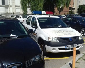 POLIŢIST AMENDAT PENTRU PARCARE ÎN LOC INTERZIS. REPREZENTANŢII IPJ SPUN CĂ ERA ÎN MISIUNE