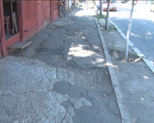 CAPCANE PENTRU PIETONI, PE REPUBLICII. TROTUARE CU GROPI, NEASFALTATE DE DECENII