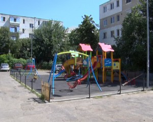 LOC DE JOACĂ, UN PERICOL PENTRU COPII. SPAŢIUL DE LÂNGĂ BLOCUL 40, VANDALIZAT SISTEMATIC