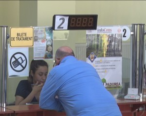 AVALANŞĂ DE CERERI, CRIZĂ DE BILETE. LOCURI PUŢINE OFERITE DE OPERATORII PRIVAŢI