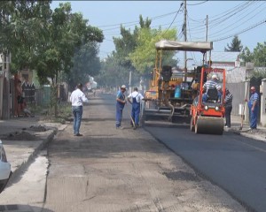 SE ASFALTEAZĂ STRADA GÂRLAŞI. LUCRĂRILE SE FAC CU GRANIT