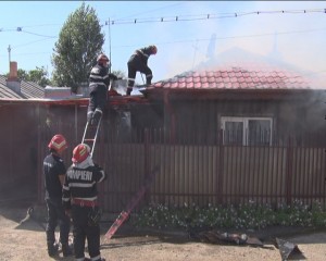 INCENDIU LA DOUĂ CASE. ALERTĂ DATĂ PE STRADA CĂLMĂŢUI