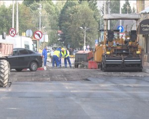ŞANTIER ÎN CENTRUL ORAŞULUI. SE ASFALTEAZĂ LA FOC CONTINUU