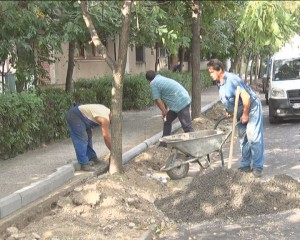 SE REFAC TROTUARELE PE GÂRLAŞI. RIVERANII AU CERUT REPARAREA LOR