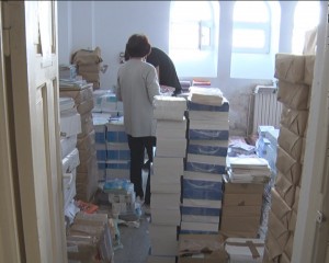 SE ÎMPART MANUALELE. ELEVII DE CLASA A V-A VOR ÎNVĂŢA DUPĂ UN GHID