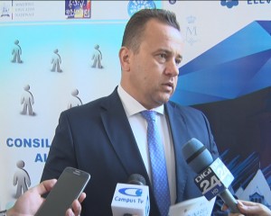MINISTRUL NU RENUNŢĂ LA MANUALUL DE SPORT. PREZENT LA BUZĂU, LIVIU POP A LĂMURIT PROBLEMA